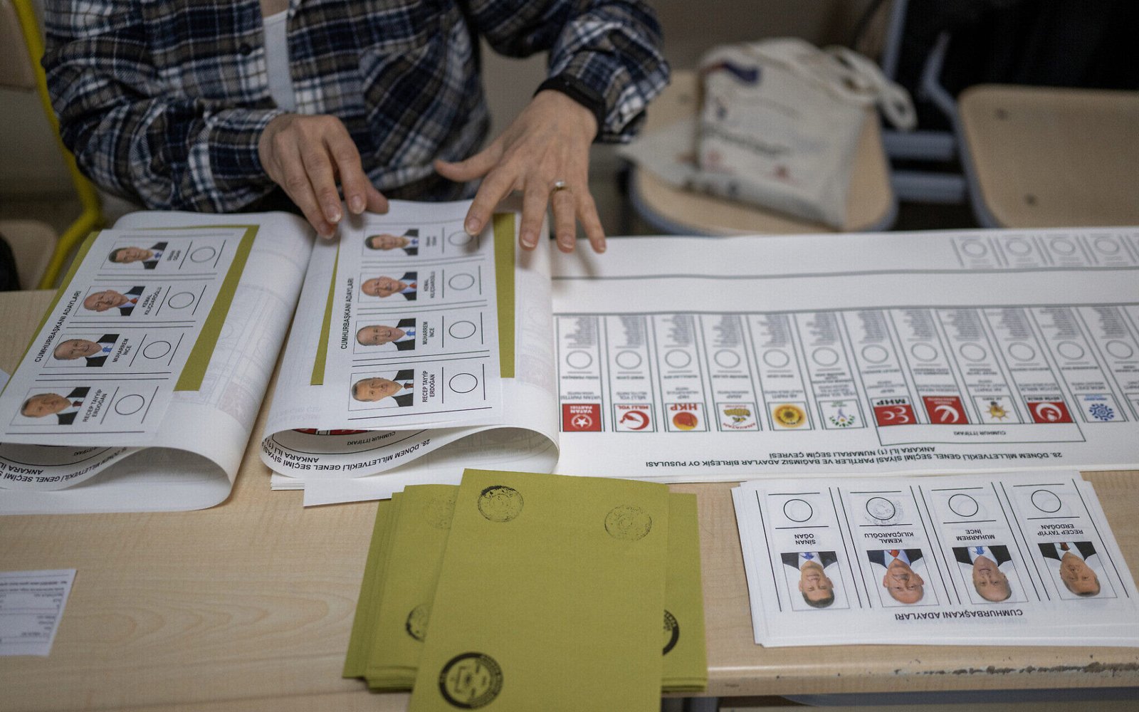 Polls open in Turkey Brompods